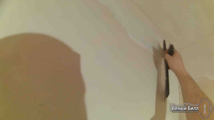 Как шпаклевать стены - шпатлёвка при помощи широкого шпателя