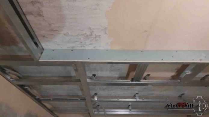 монтаж вертикальных ГКЛ отрезков на металлокаркас, двухуровневого потолка из гипсокартона 