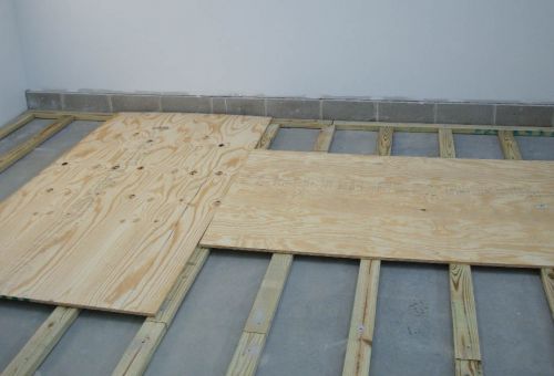 Как уложить плитку на деревянный пол?